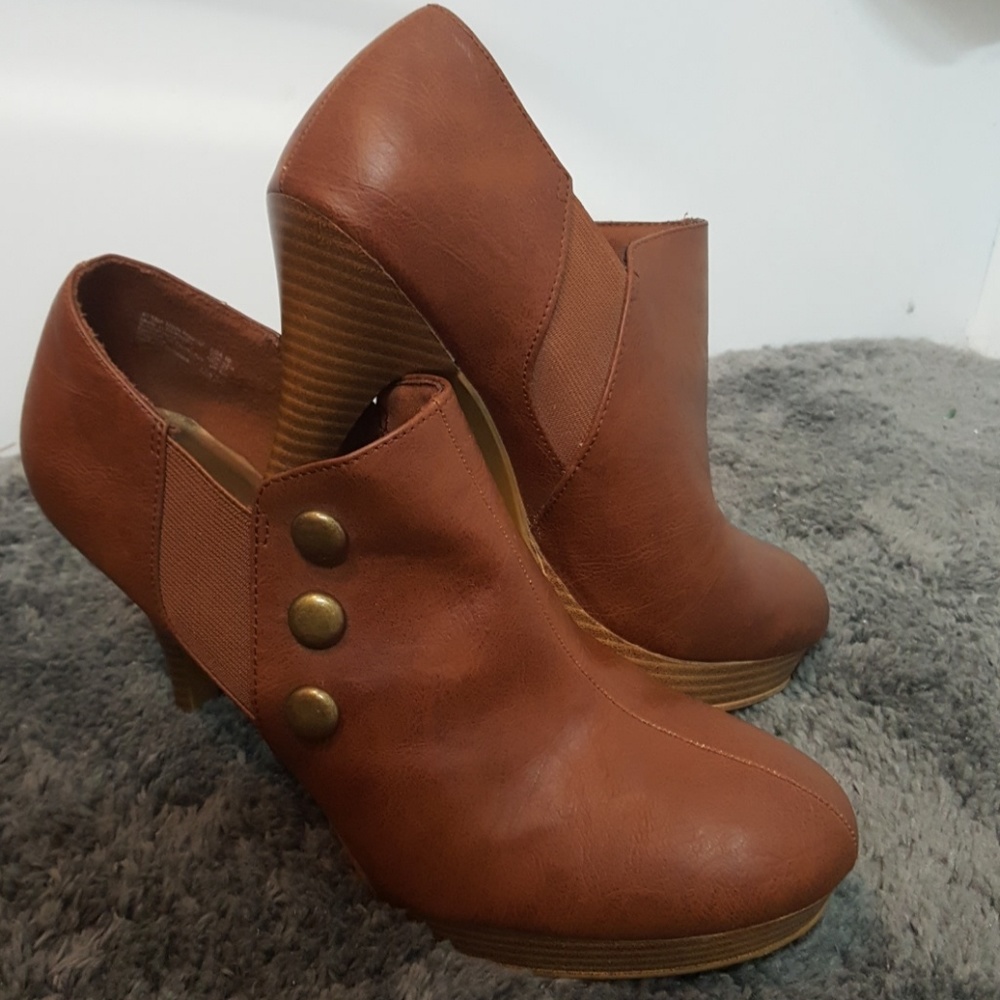 💙Host Pick💚 Brown 3-Studded Faux Leather Heels